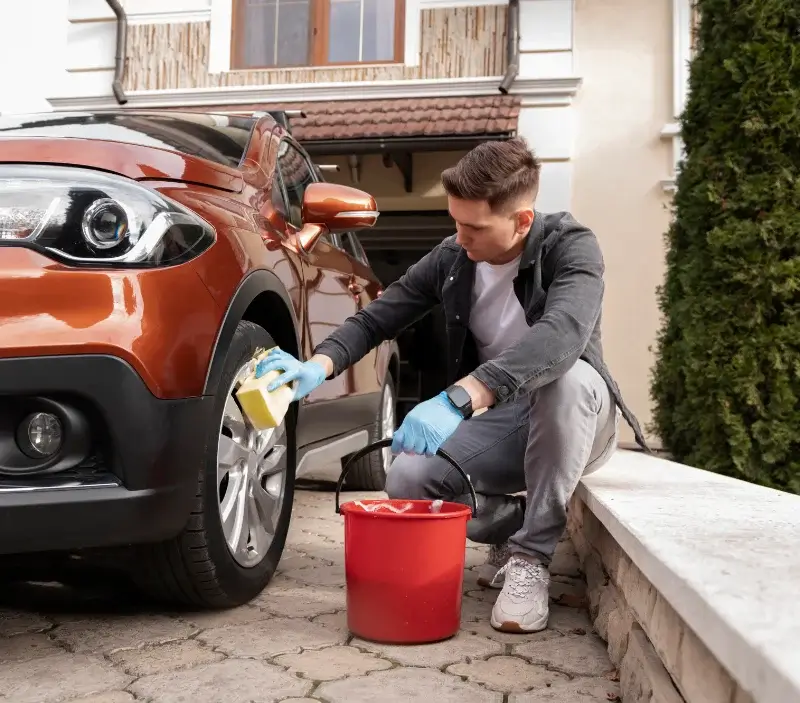 Lavage auto à domicile Lux : professionnel intervenant sur un véhicule
